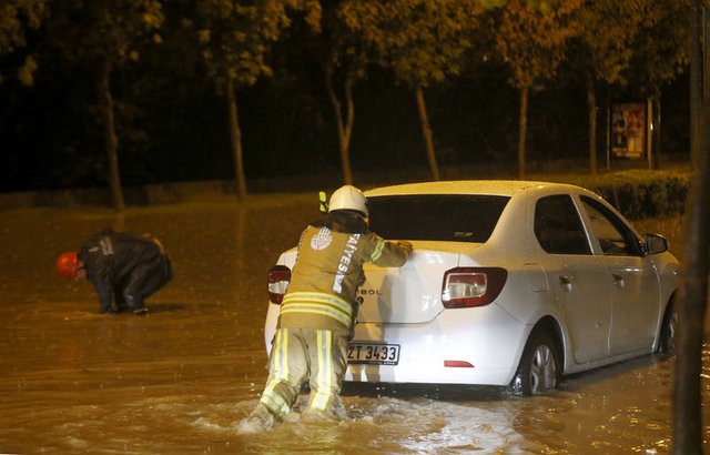 Sağanak yağış İstanbul'un tamamında etkili oldu