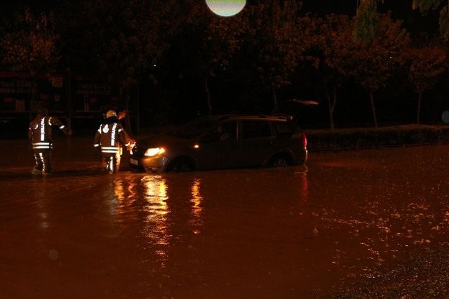 Sağanak yağış İstanbul'un tamamında etkili oldu