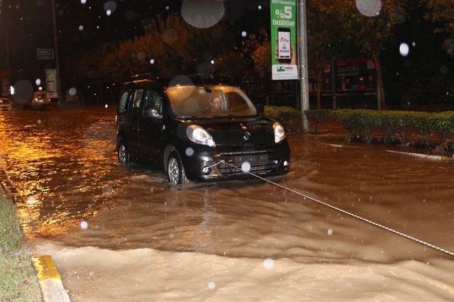 Sağanak yağış İstanbul'un tamamında etkili oldu