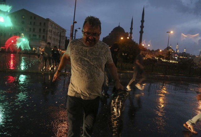 Sağanak yağış İstanbul'un tamamında etkili oldu