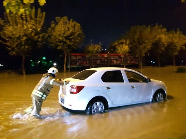 Sağanak yağış İstanbul'un tamamında etkili oldu