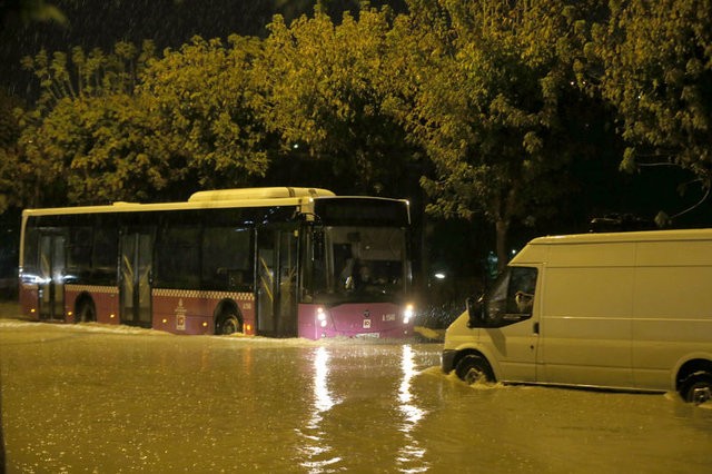 Sağanak yağış İstanbul'un tamamında etkili oldu