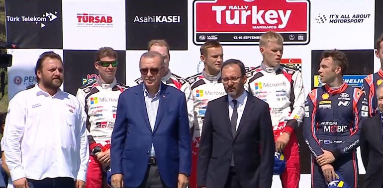 Cumhurbaşkanı Erdoğan rallicilere ödüllerini  verdi