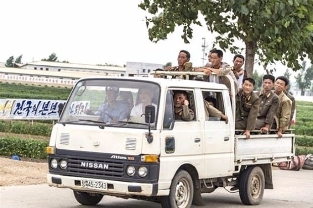 Kuzey ve Güney Koreli aynı mesleği yapan kişiler