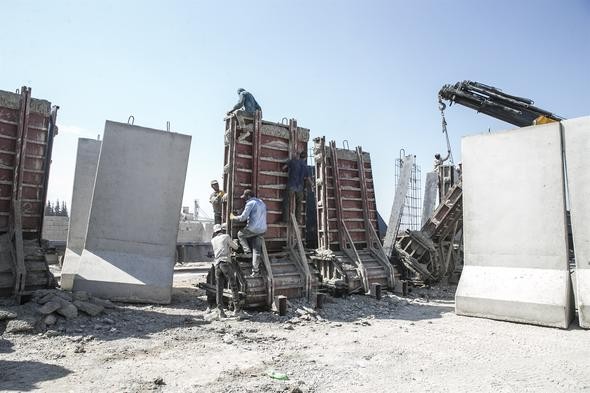 İdlib’de gözlem noktalarına beton blok sevkiyatı