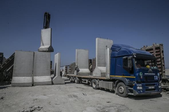 İdlib’de gözlem noktalarına beton blok sevkiyatı