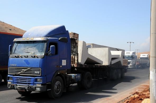 İdlib’de gözlem noktalarına beton blok sevkiyatı