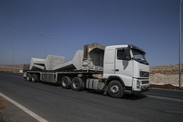 İdlib’de gözlem noktalarına beton blok sevkiyatı