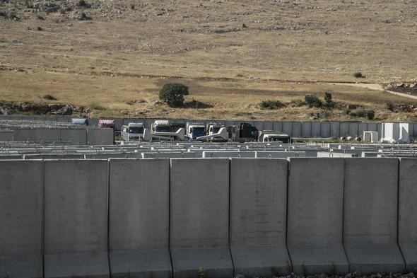 İdlib’de gözlem noktalarına beton blok sevkiyatı