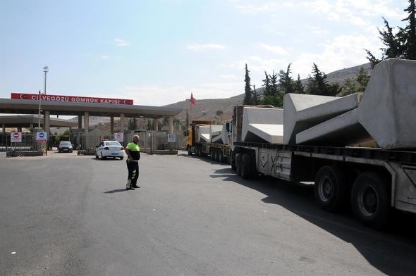 İdlib’de gözlem noktalarına beton blok sevkiyatı