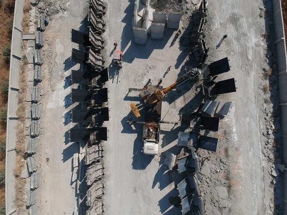 İdlib’de gözlem noktalarına beton blok sevkiyatı