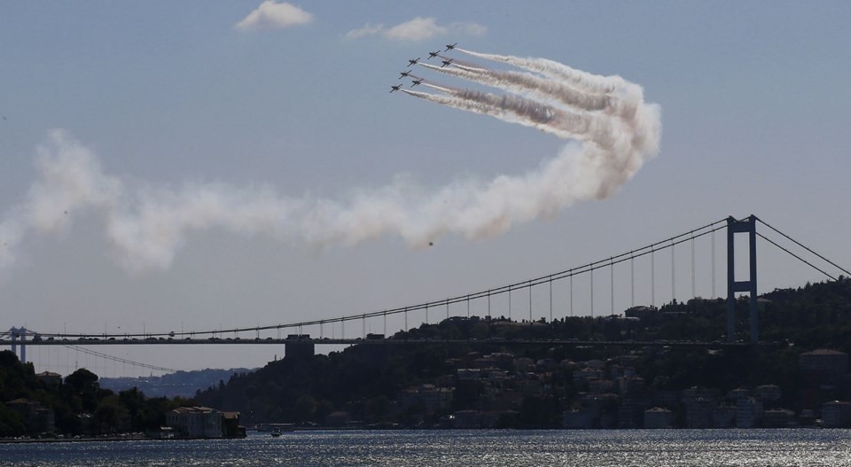 Türk Yıldızları İstanbul Boğazı'nda gösteri yaptı