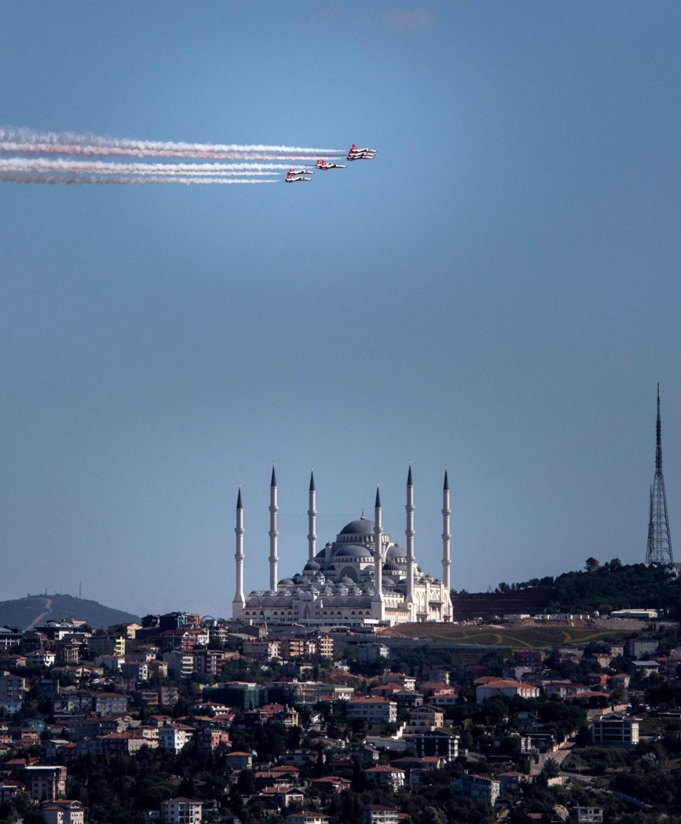 Türk Yıldızları İstanbul Boğazı'nda gösteri yaptı