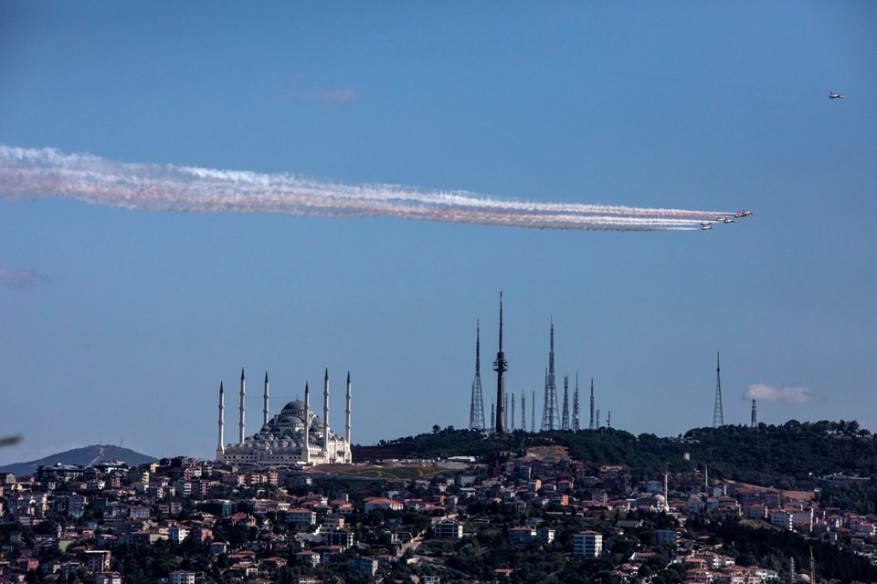 Türk Yıldızları İstanbul Boğazı'nda gösteri yaptı