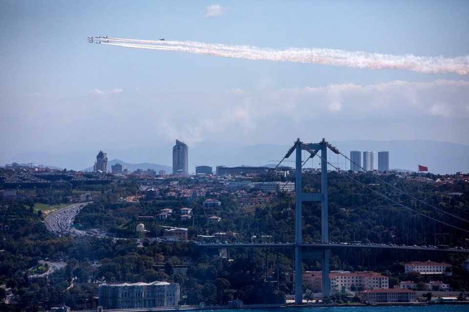 Türk Yıldızları İstanbul Boğazı'nda gösteri yaptı