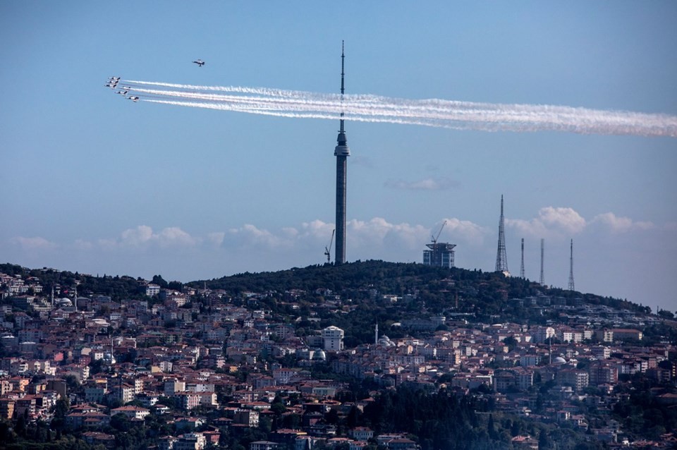 Türk Yıldızları İstanbul Boğazı'nda gösteri yaptı