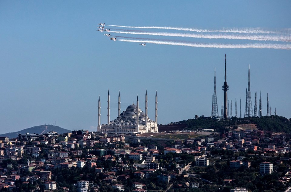 Türk Yıldızları İstanbul Boğazı'nda gösteri yaptı