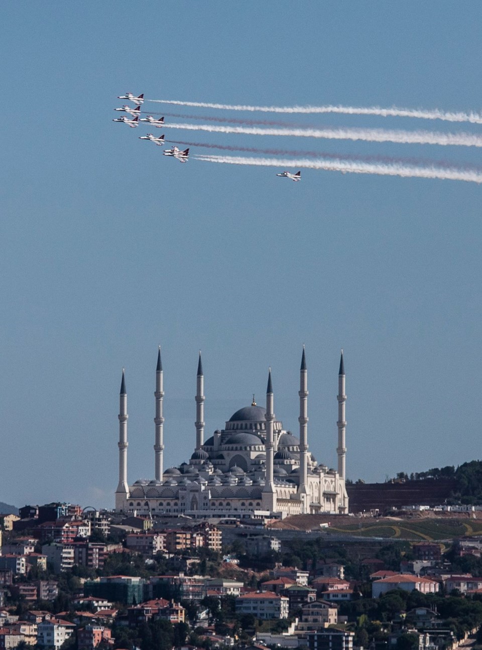 Türk Yıldızları İstanbul Boğazı'nda gösteri yaptı