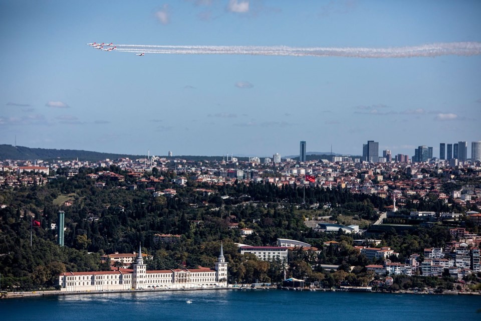 Türk Yıldızları İstanbul Boğazı'nda gösteri yaptı