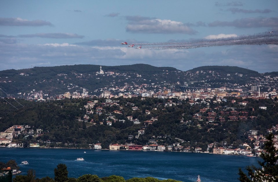 Türk Yıldızları İstanbul Boğazı'nda gösteri yaptı