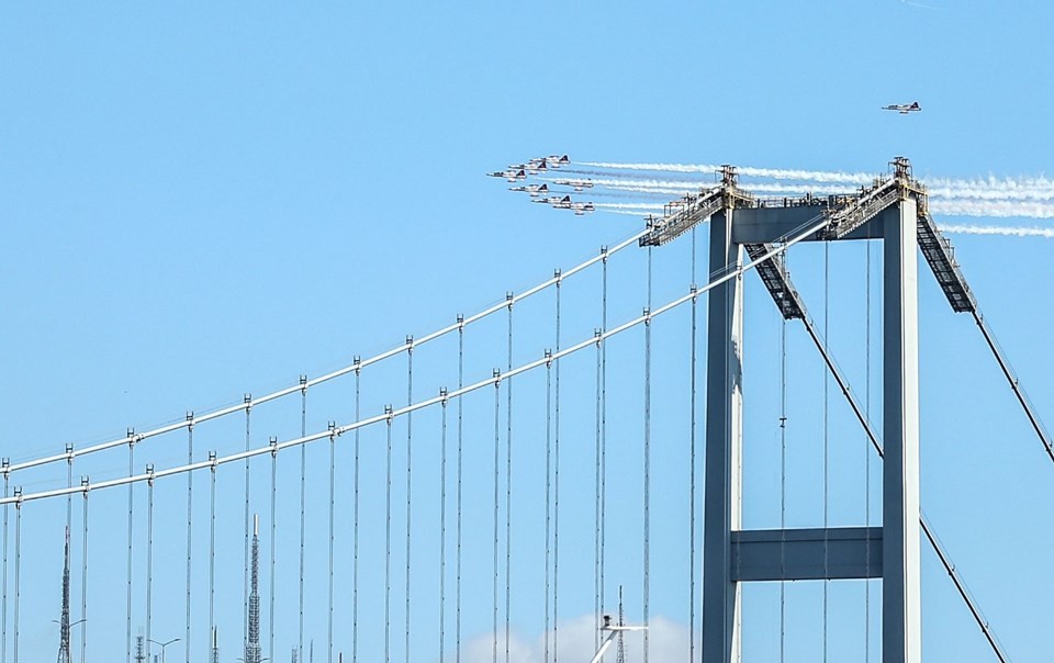 Türk Yıldızları İstanbul Boğazı'nda gösteri yaptı