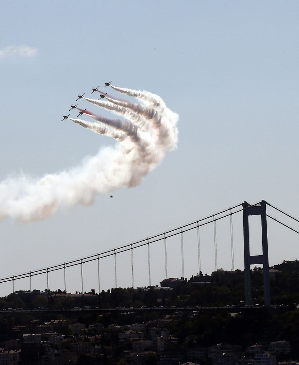 Türk Yıldızları İstanbul Boğazı'nda gösteri yaptı