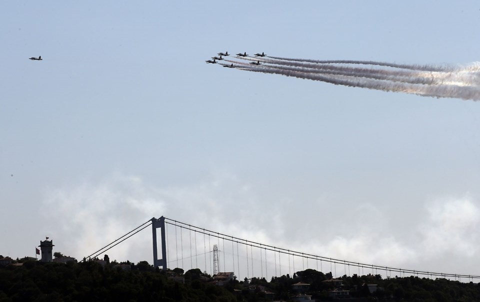 Türk Yıldızları İstanbul Boğazı'nda gösteri yaptı