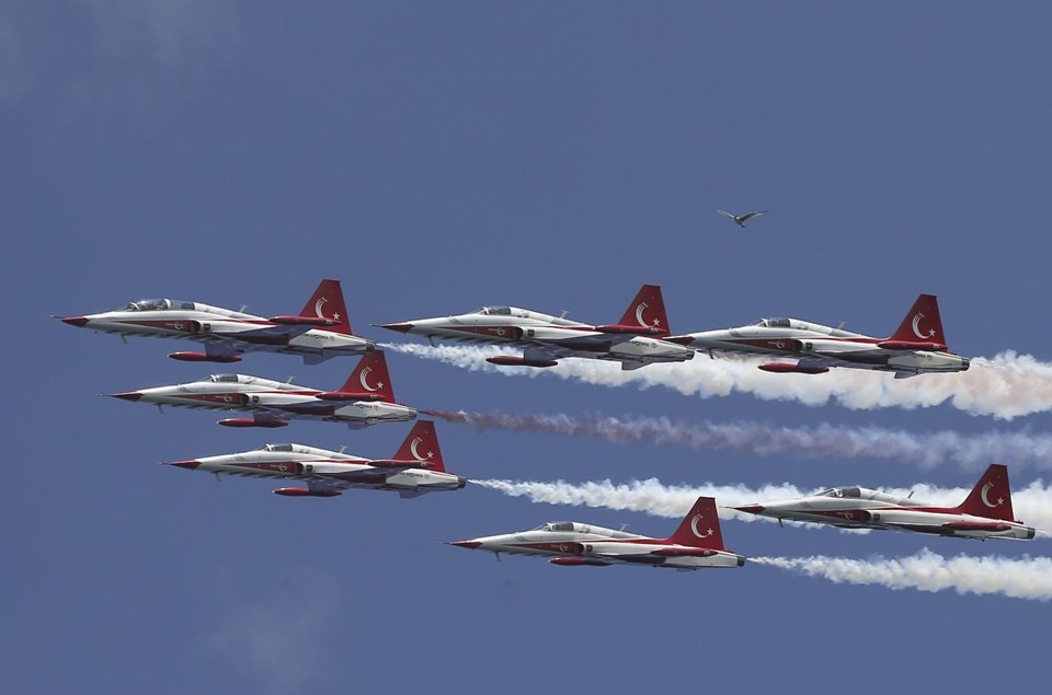 Türk Yıldızları İstanbul Boğazı'nda gösteri yaptı