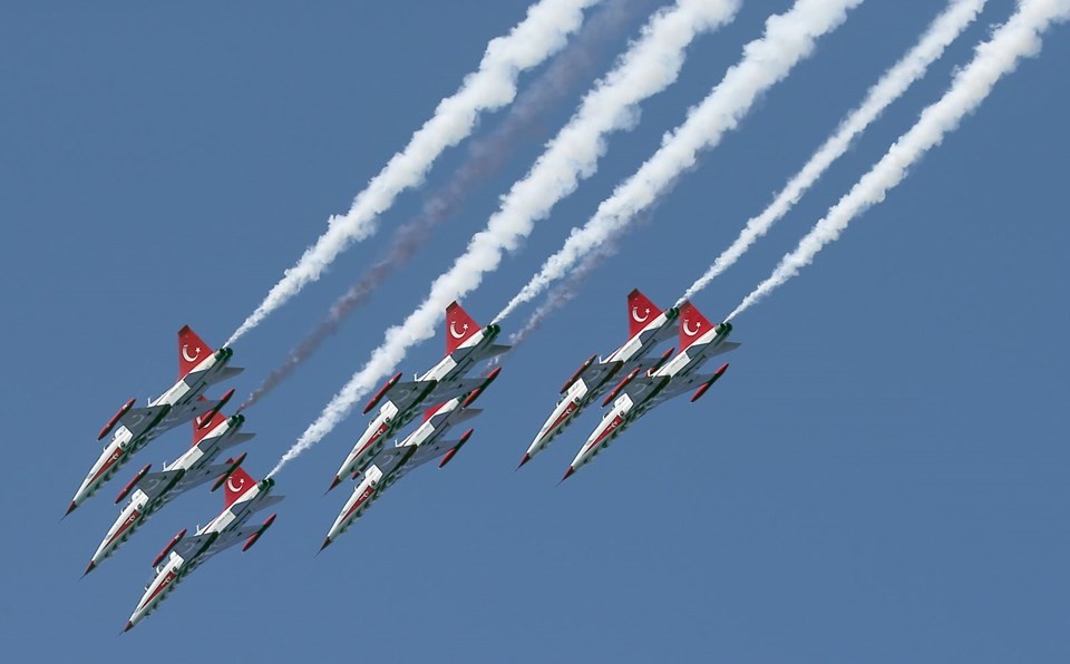 Türk Yıldızları İstanbul Boğazı'nda gösteri yaptı