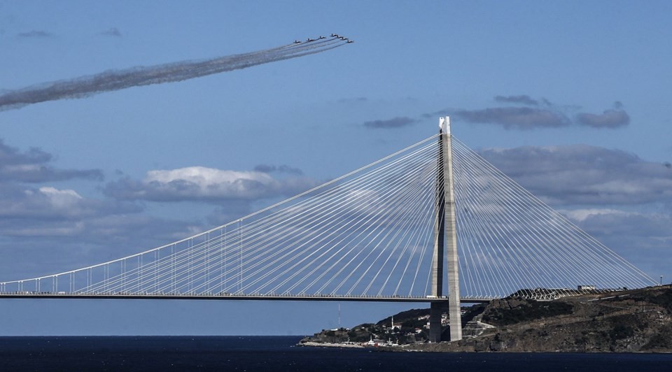 Türk Yıldızları İstanbul Boğazı'nda gösteri yaptı