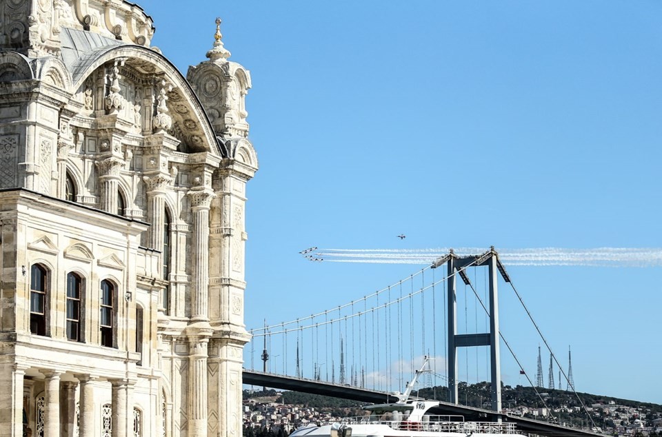 Türk Yıldızları İstanbul Boğazı'nda gösteri yaptı