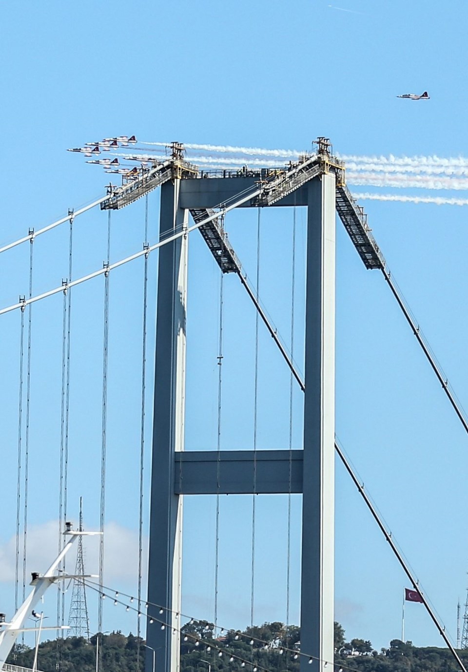 Türk Yıldızları İstanbul Boğazı'nda gösteri yaptı