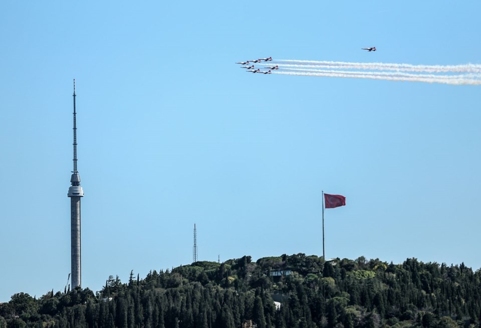 Türk Yıldızları İstanbul Boğazı'nda gösteri yaptı