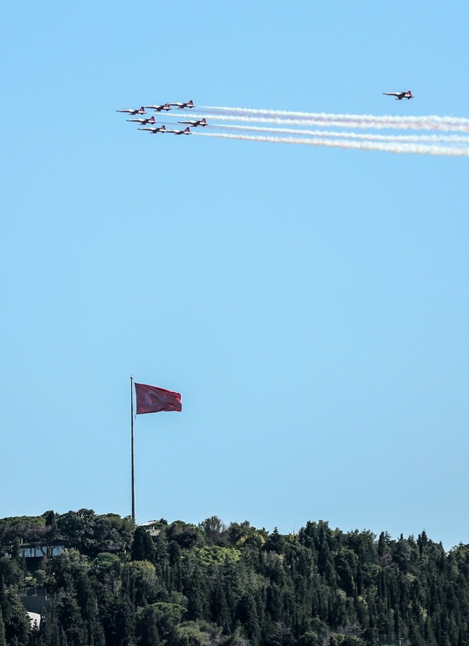 Türk Yıldızları İstanbul Boğazı'nda gösteri yaptı