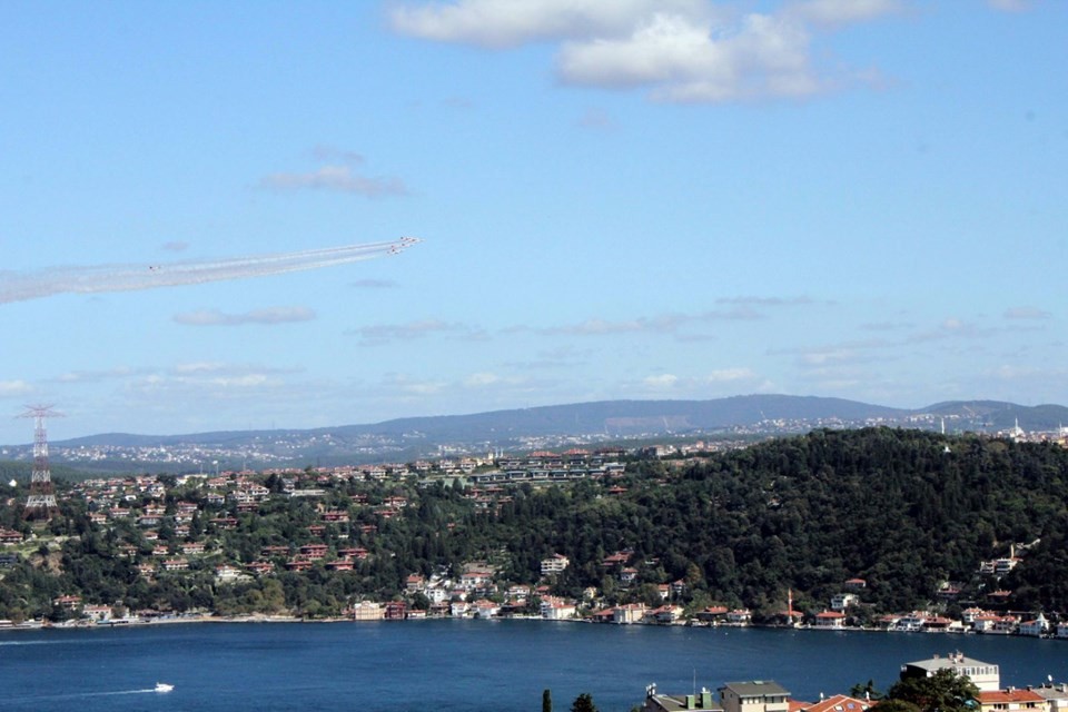 Türk Yıldızları İstanbul Boğazı'nda gösteri yaptı