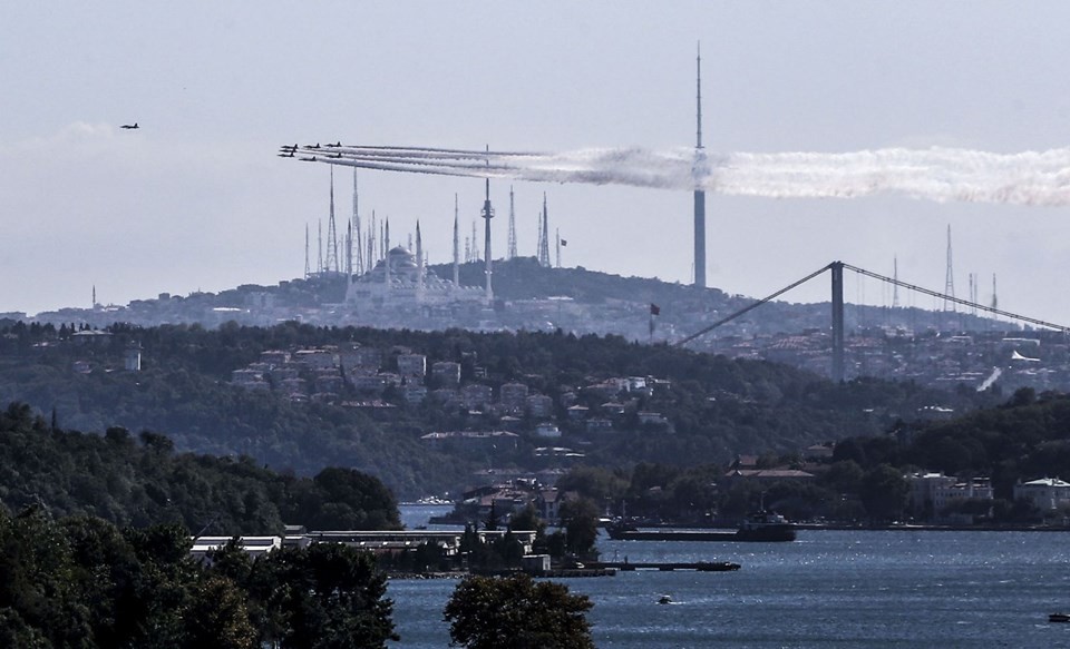 Türk Yıldızları İstanbul Boğazı'nda gösteri yaptı