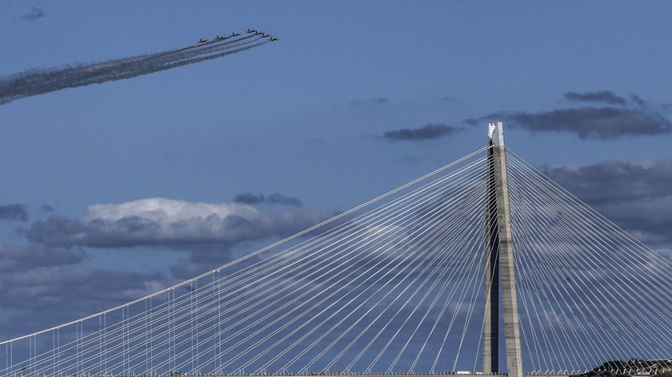 Türk Yıldızları İstanbul Boğazı'nda gösteri yaptı