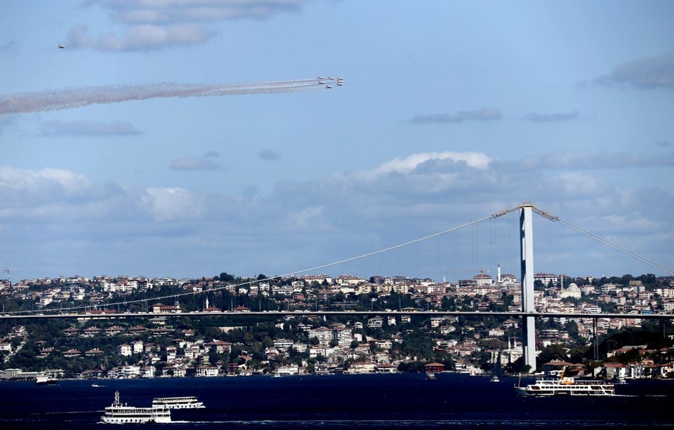 Türk Yıldızları İstanbul Boğazı'nda gösteri yaptı