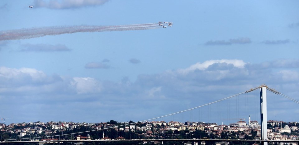 Türk Yıldızları İstanbul Boğazı'nda gösteri yaptı