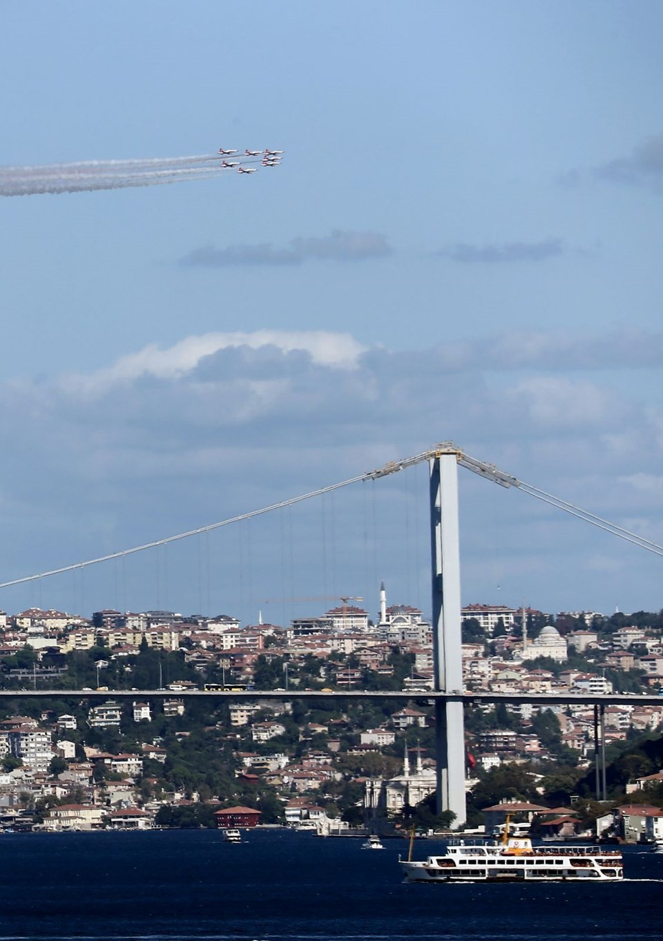 Türk Yıldızları İstanbul Boğazı'nda gösteri yaptı