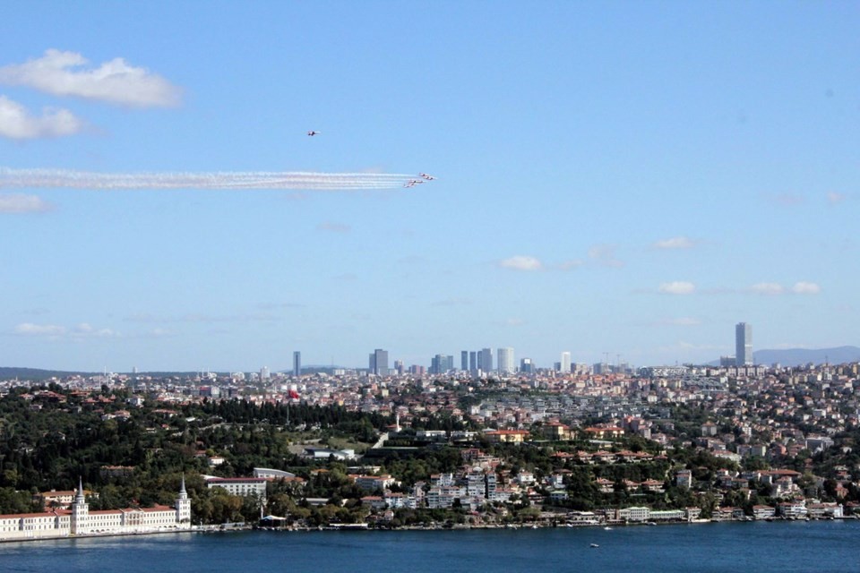 Türk Yıldızları İstanbul Boğazı'nda gösteri yaptı