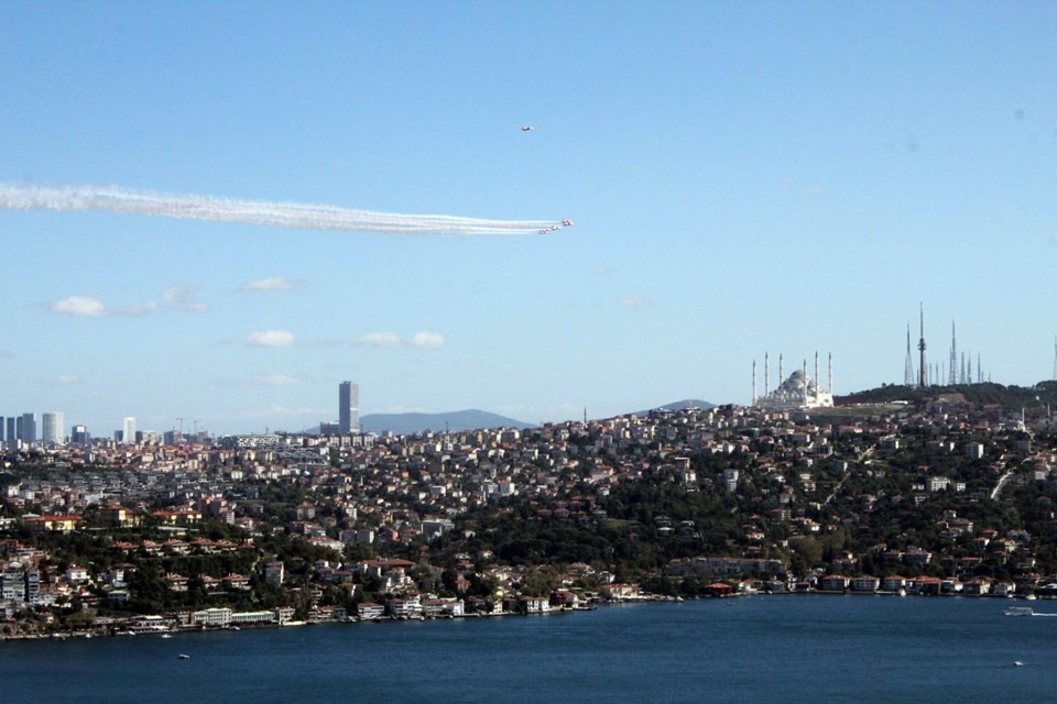 Türk Yıldızları İstanbul Boğazı'nda gösteri yaptı