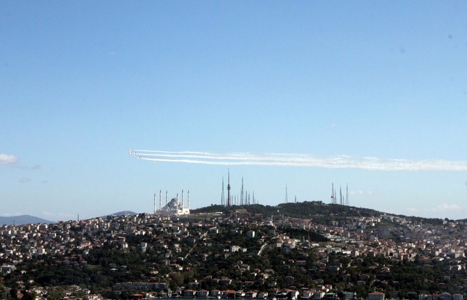 Türk Yıldızları İstanbul Boğazı'nda gösteri yaptı