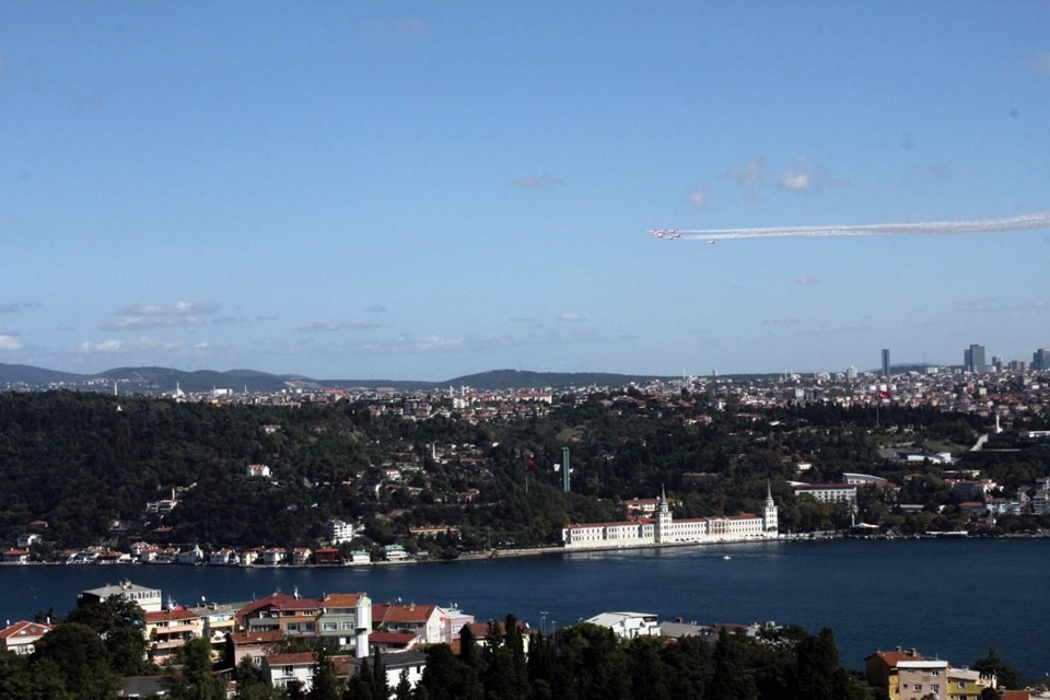 Türk Yıldızları İstanbul Boğazı'nda gösteri yaptı