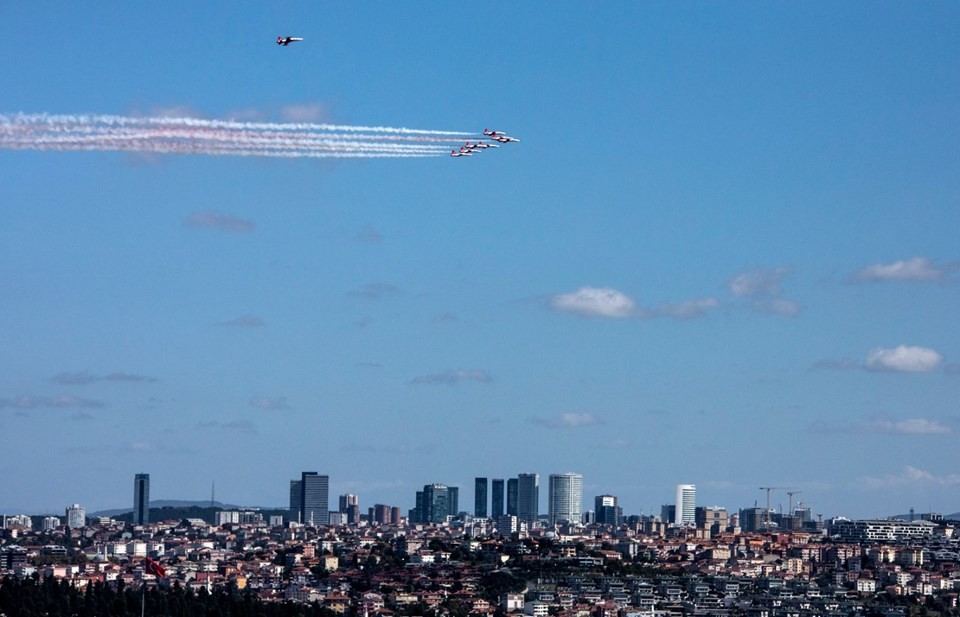 Türk Yıldızları İstanbul Boğazı'nda gösteri yaptı