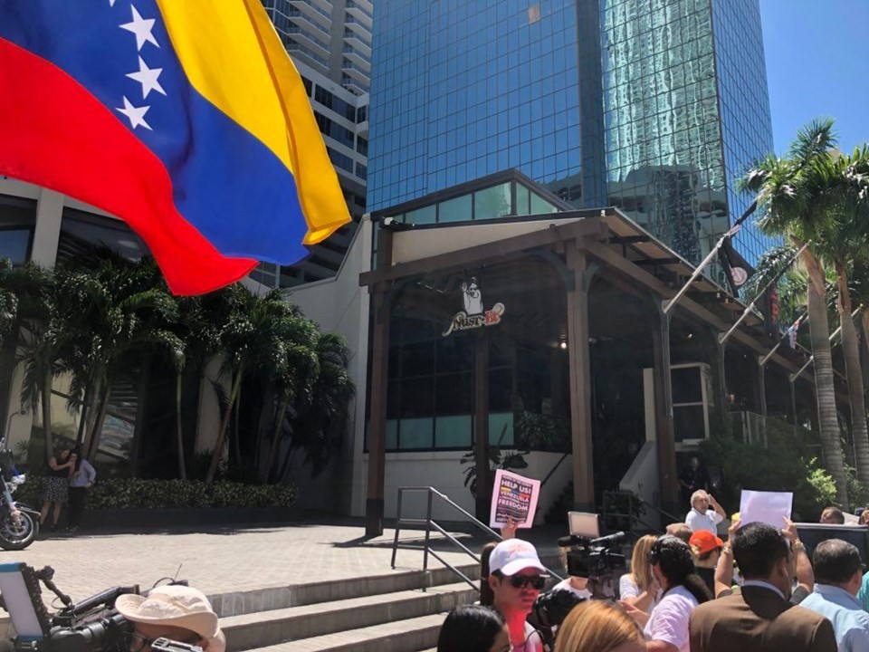 Nusret'in Miami şubesi önünde Maduro protestosu