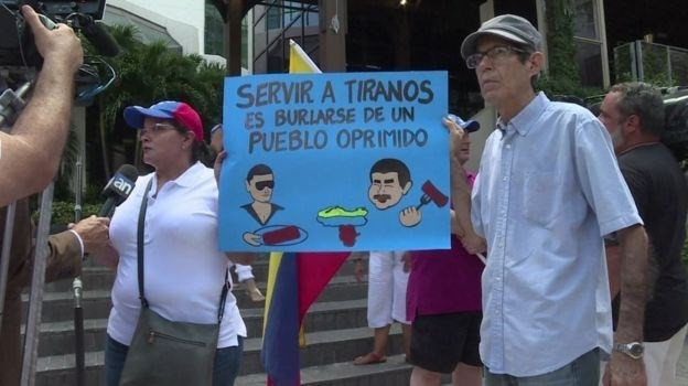 Nusret'in Miami şubesi önünde Maduro protestosu