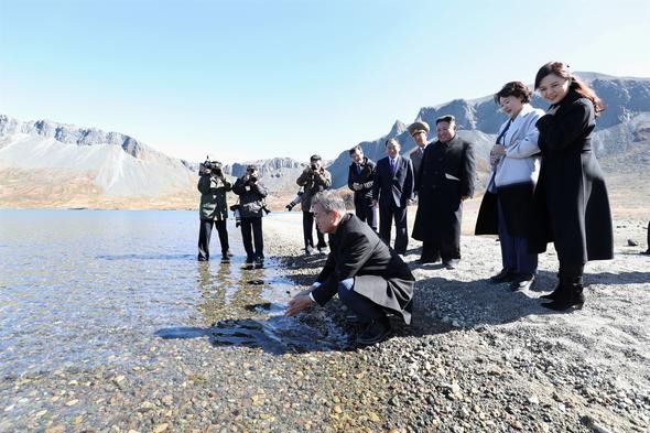 Kim Jong Un  Güney Kore liderine hediye etti