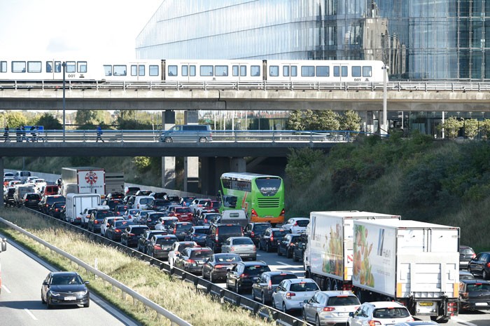 O araba için köprüler yollar kapatıldı! Ülke ayakta