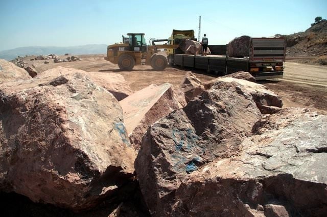 Dünya Elazığ'da çıkarılan vişne mermerinin peşinde